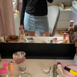 Jeans kjol - En fin jeanskjol från H&M. Knappt använd, inget slitage. högmidjad, men lätt att täcka med en stor tröja över. Pris kan diskuteras 