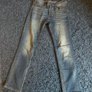 Slim jeans - Hej! Säljer dessa slim jeans från Jack & Jones som knappt är använda. Storlek 28/30 