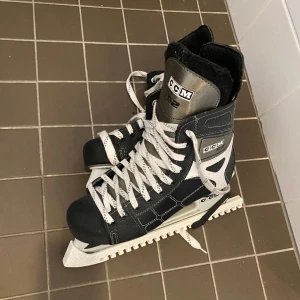 Skridskor (43) - Mycket bra skick, endast använd 1 gång Storlek: 43