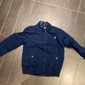 Lyle & Scott Jacka (12-13) - Mycket bra skick Storlek: 12-13 år