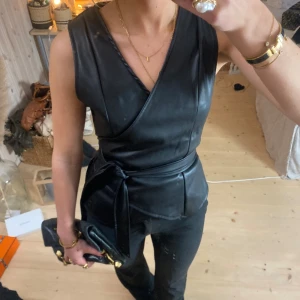 Topp - SUPER snygg skinnimitation topp❣️❣️