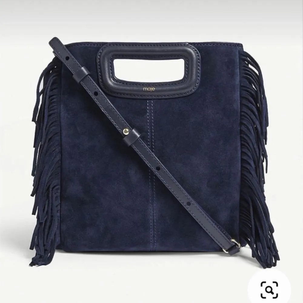 Mörkblå maje väska i mocha! Den är i ”mellan” modellen och funkar perfekt att bära i handen, och att ha över sig. 💗. Väskor.