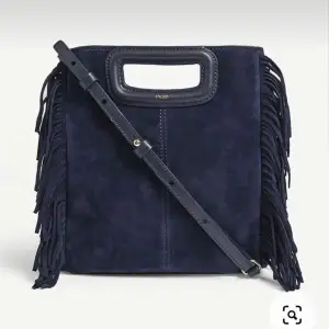 Mörkblå maje väska i mocha! Den är i ”mellan” modellen och funkar perfekt att bära i handen, och att ha över sig. 💗