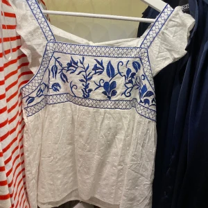 Broderad blus - Säljer denna blus ifrån shein som aldrig är andvänd endast testad då den är för liten runt min byst. 