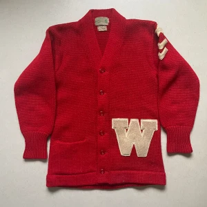 Vintage 30-50 tals college kofta - Extremt högkvalitativ kofta som är närliggande 100 år gammal 🤯🤯🤯. Den är 100% ull, tjock som en matta, skulle tillämpas bättre som en sorts vårjacka än en tröja, ganska lång också. Har lite hål men annars är den i ganska mint condition cond 8/10.