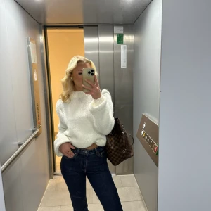 Stickad telja - Stickad tröja med detaljer på axlarna. Storlek S. Från GinaTricot