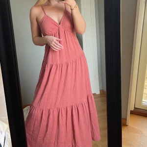 Maxiklänning  - Maxiklänning från bikbok 💛 den perfekta passformen på en sommarklänning men den fina detaljen i ryggen och volangerna 💜 inga defekter ✨ storlek XS