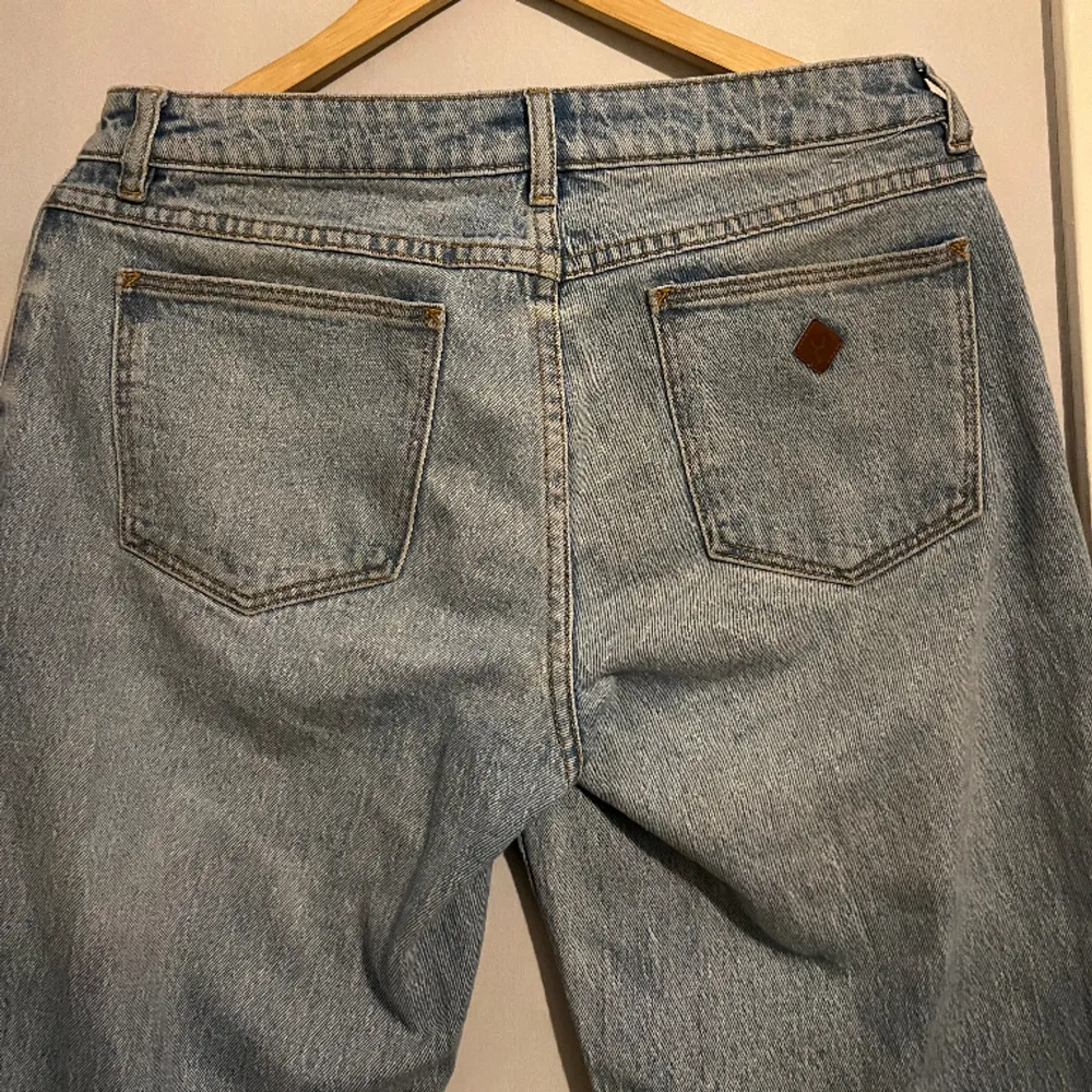 Jätte fina lågmidjade jeans i bra kvalitet kanppt använda. Det är ett par A’99 Low Straight jeans de finns inga defekter💕 ny pris 1100kr. Jeans & Byxor.
