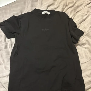 Stone island t shirt - Säljer min Stone island t shirt som är o storlek M och den bara sitter i garderoben och dammar sig. Annars är den en snygg t shirt som är i nyskick då jag aldrig har använt den.