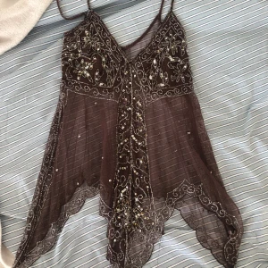 Festtopp - En cool festtopp som jag säljer då den tyvärr inte kommer till så mycket användning längre! Några få pärlor som lossnat på vissa ställen men inget som syns/märks. Står storlek M/L men passar absolut mindre storlekar också.🌟🌟🎈