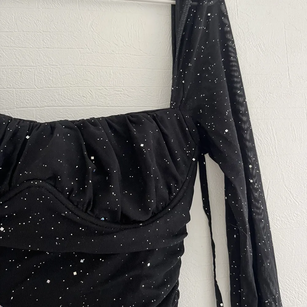 Svart glittrig klänning med prislappen kvar som endast är provad då jag råka beställa fel storlek:( Den är öppen i ryggen, kan skicka bild vid efterfrågan💞peeerfekt festklänning🕺🏽. Klänningar.