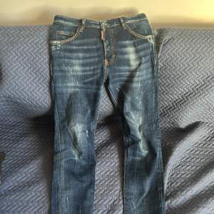 Dsquared jeans har blivit för små på mig så använder inte lika mycket. Dom passar xs. Dom är i ett riktigt bra skick.