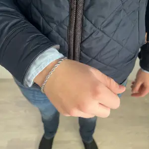 Cordell armband i rostfritt stål hämta hem sommarens grischigaste armband Skriv i meddelande om ni vill köpa fler produkter på samma order så löser vi de