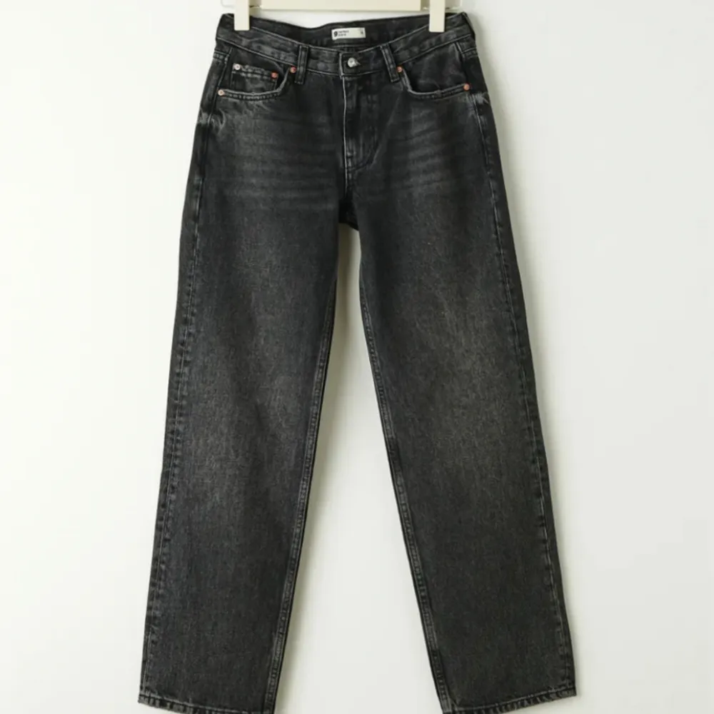 Svarta Lågmidjade jeans från Gina! Nyskick prislappen kvar. Storlek 34. Low straight . Jeans & Byxor.
