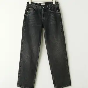 Svarta Lågmidjade jeans från Gina! Nyskick prislappen kvar. Storlek 34. Low straight 