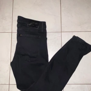 Lee jeans - Fina lee jeans som är använda max 2 ggr. Skick 10/10. Storleken är W30 L30. Nypris 1000kr, mitt pris 350kr. Hör gärna av dig vid funderingar!😊