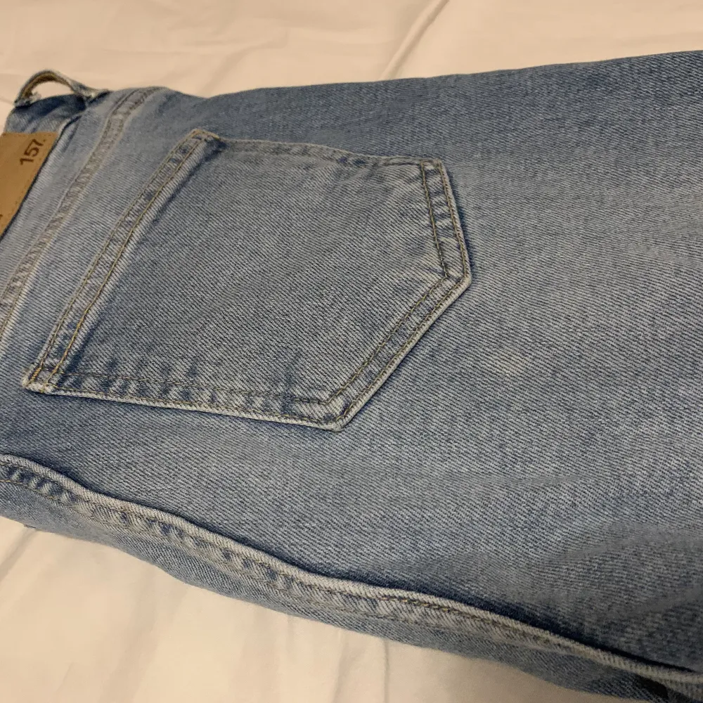 Ljusa jeans med sprund i benslutet Storlek M. Jeans & Byxor.
