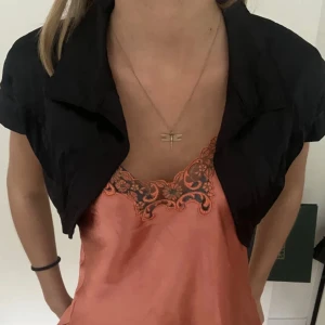 Bolero - Säljer denna super snygga bolero då den inte kommer till användning. Lånad bild !! Kom för fler frågor ❤️❤️