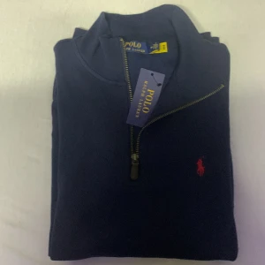 Ralph lauren halv zip  - Halv zip i mörkblå. Aldrig använd och fick av en kompis i födelsedagspresent, Storlek M. Skriv ifall ni har frågor.