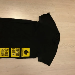 Dsquared2 t-shirt - Säljer denna svarta Dsquared2 t-shirten då den har blivit för liten och legat i byrålådan en stund. Köptes sommaren 2023 för 1.100kr i nypris och har använts några få gånger sedan dess Storlek: 16 yo (ungefär XS) 