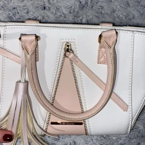 River Island väska  - Säljer en jättesöt väska från River Island som är använd typ 2 gånger. 