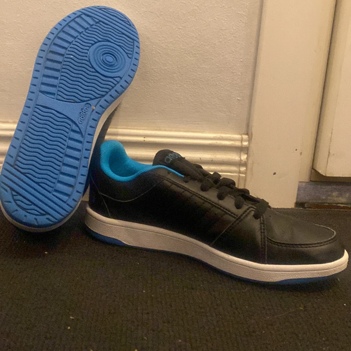 Jättesköna och snygga adidaskor helt oanvända - 90