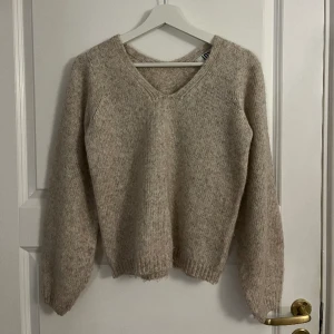 V-ringad stickad beige tröja XS - Denna supersnygga tröjan kommer aldrig till användning! Den är i storlek XS. Jag har använt den ett par gånger men det finns inga tecken på slitning eller något sådant⭐️⭐️. Man ser längst ner att den har börjat noppra sig lite men det är enkelt fixat!💓