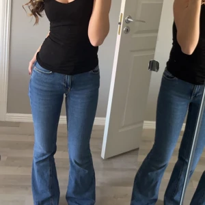 Gina Tricot Bootcut 32 - Säljer mina snygga GinaTricot jeans i storlek 32. Mörkblåa i Bootcut modell. Nypris: 499kr