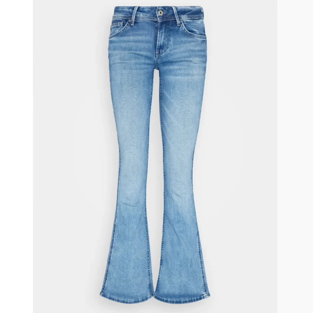 !Intressekoll! På dessa mörk mörk blåa, flare midrise jeans  från pepejeans! Använda fåtal ggr! Nypris 899kr! Skriv prisförslag!💘Samma modell som första bilden!💘. Jeans & Byxor.