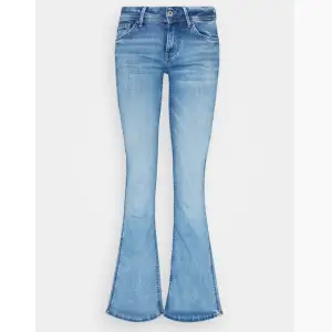 !Intressekoll! På dessa mörk mörk blåa, flare midrise jeans  från pepejeans! Använda fåtal ggr! Nypris 899kr! Skriv prisförslag!💘Samma modell som första bilden!💘