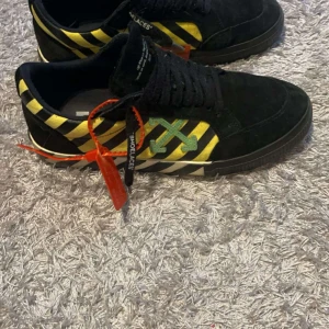 Off white skor - Toppen skick 8.5/10. Riktigt sköna använda fåtal gånger. Lite unika men fof passar till olika stilar.