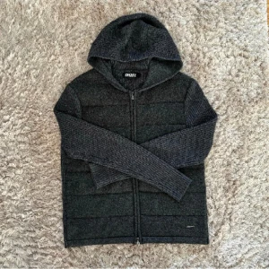 Cardigan - Säljer en snygg stickad grå cardigan, perfekt till våren. Skicket är väldigt bra och den är knappast använd, vid frågor osv är det bara att skriva🤙