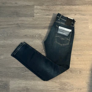 Replay anbass  - Replay hyperflex anbass. Ny skicka (10/10) lappar är kvar. Storlek W31 L32 Vårat pris är 599. Dom är mörkblåa. Tveka inte att höra av dig vid eventuella frågor!👍🏼