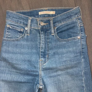 Jeans - Stretchiga jeans från Levis i väldigt fint skick, använd fåtal gånger. 