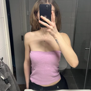 Lila topp från gina - Ribbad lila bandeau topp från gina i storlek S! 