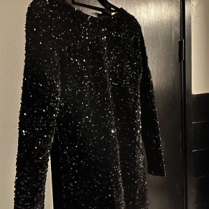 Glitter klänning från ONLY - För stor men superfin