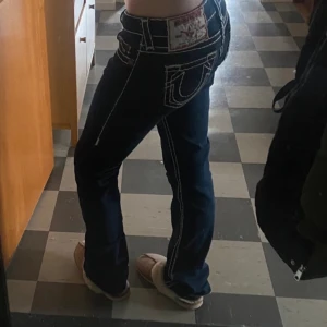 True religion jeans - Lågmidjade jeans från true religion i super skick💕 stoleken är w26 och skulle passa bra på någon xs-s
