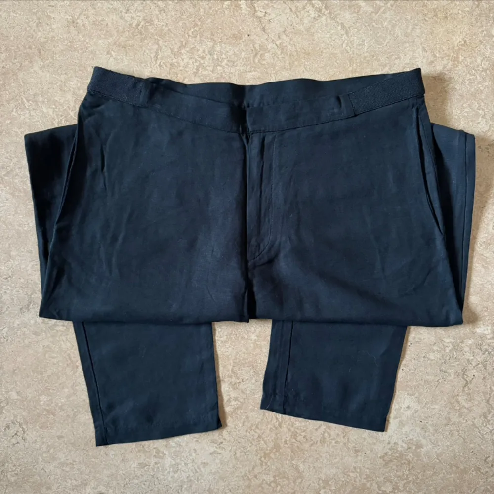 Fina svarta linnebyxor av WHYRED Material: 55% Silk/45% Linen. Jeans & Byxor.
