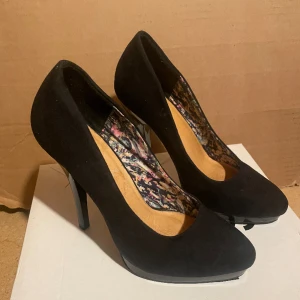 Svarta klackskor  - Svarta klackskor, i väldigt gott skick. storlek 37. 