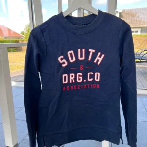 Sweatshirt  - Marinblå sweatshirt från GinaTricot. Väl använd men fortfarande i fint skick. 