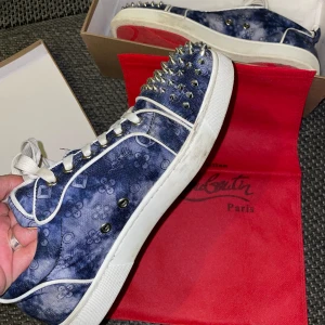 christian louboutin - christian louboutins strlk 41-42 i bra skick använd 1-2 gånger under nyår, säljs pga inga användning. Hög kvalite på skorna inga skador eller sådant.