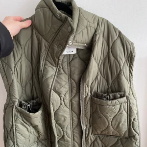 Zara väst - Väst från Zara. Använd en gång och är i fint skick! Storlek S