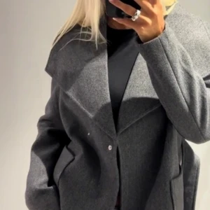 Kort kappa - Kort kappa från vero Moda i mycket bra skick i färgen grå, knappt använd💕