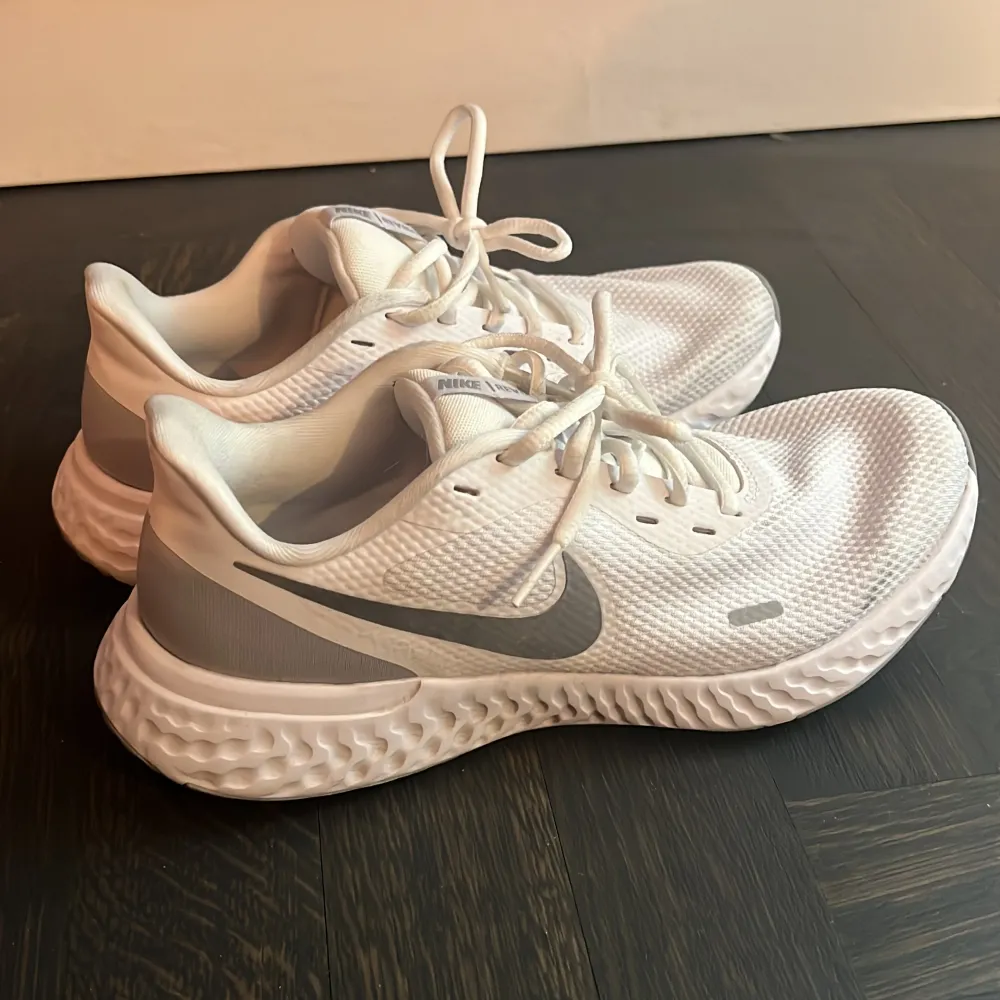 Snygga och i princip oanvända löparskor från Nike, säljes pga för stora 🤍. Skor.