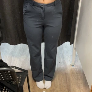 Kostymbyxor  - Säljer dessa blå/gråa kostymbyxorna från Vero Moda i stolek xs. 