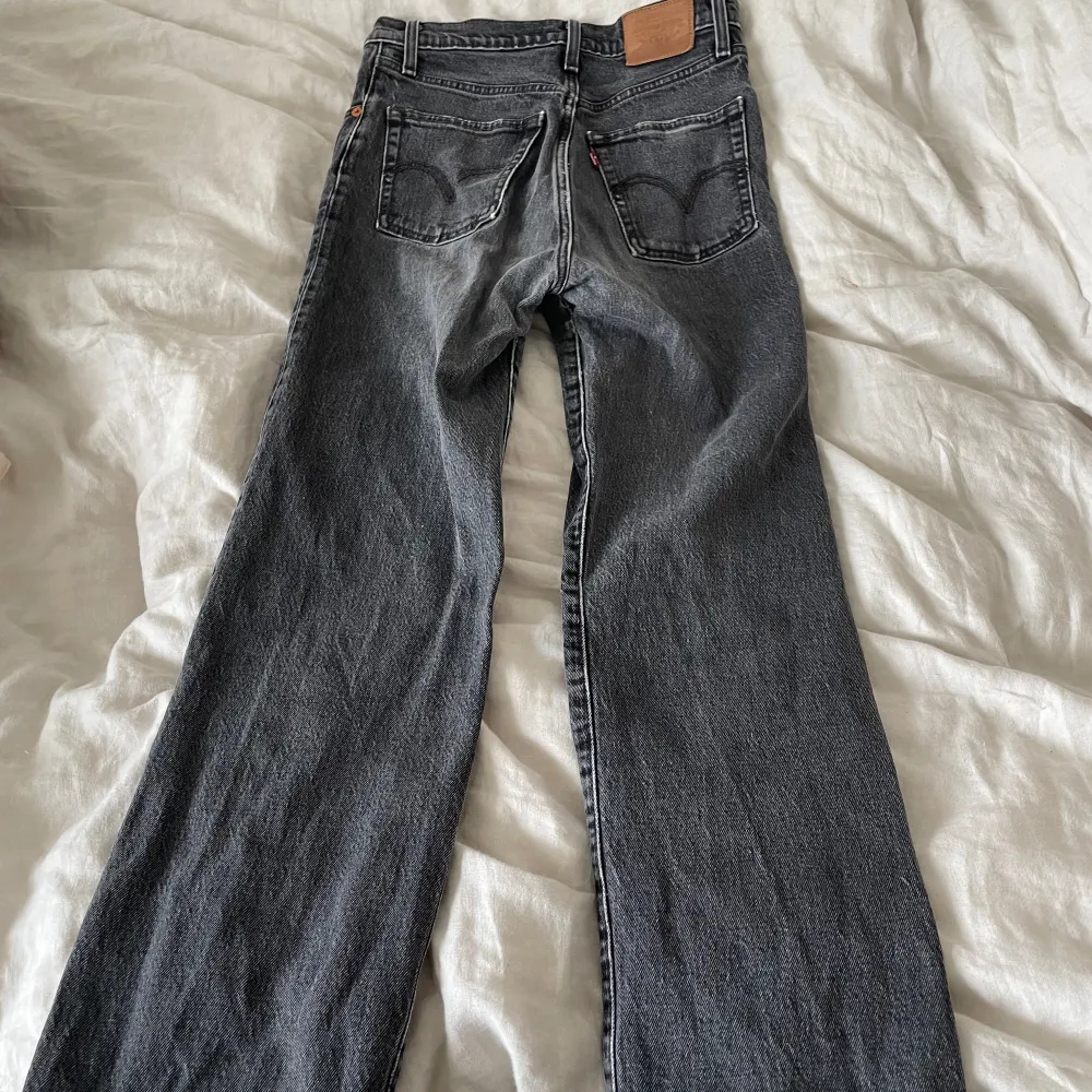 Ett par superfina grå/svarta jeans ifrån Levis. Högmidjade och bra passform.. Jeans & Byxor.