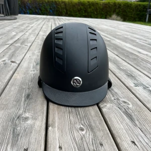 Back on track hjälm - Fin back on track hjälm säljes, har ett ex antal slitage så som repor eller liknade men sitter dock bara i färgen. Inga avramlingar har skett i denna hjälm.  Säljes enbart då jag har en ny och denna har legat på hyllan och dammat i några år.