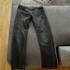 Svarta jeans - Dem är bra skick men lite urtvättade, dem är knappt använda  Regular fit