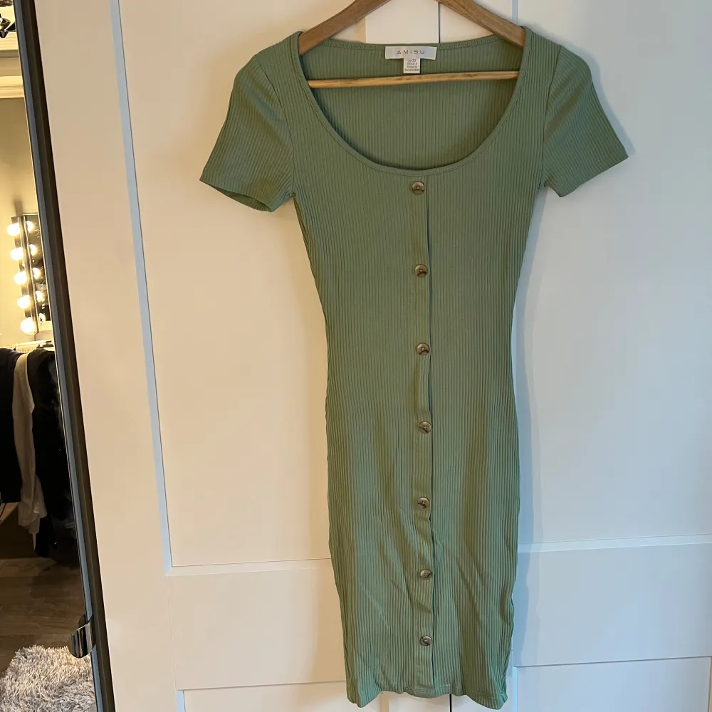 Säljer en ribbad grön klänning från NewYorker i storlek 32. Väldigt strechigt material och passar därför många storlekar. Aldrig använd. Klänningar.