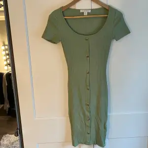 Säljer en ribbad grön klänning från NewYorker i storlek 32. Väldigt strechigt material och passar därför många storlekar. Aldrig använd